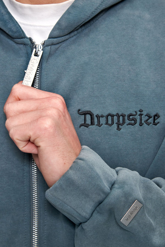 سویشرت بیسیک گرم بالا لوگو گلدوزی رنگ Washed Grey برند دراپسایز DROPSIZE